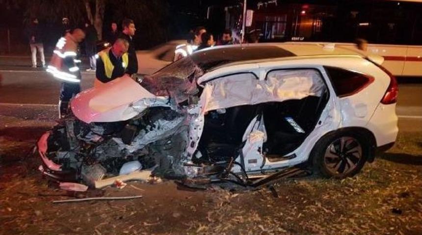 Otomobil Ile Belediye Otob&uuml;s&uuml; &Ccedil;arpıştı: 1'i Ağır 7 Kişi Yaralandı