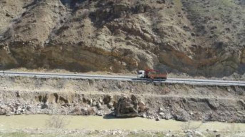 Hakkari-&ccedil;ukurca Karayolunda Bariyer &Ccedil;alışması
