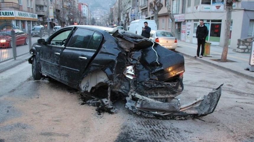 Ağacı S&ouml;k&uuml;p Polis Otosuna &Ccedil;arparak Durabildi