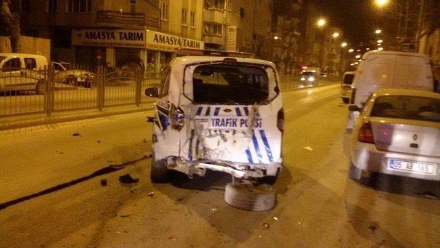 Ağacı Söküp Polis Otosuna Çarparak Durabildi