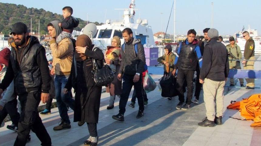 &Ccedil;eşme&rsquo;de 67 G&ouml;&ccedil;men Botları Batmak &Uuml;zereyken Kurtarıldı