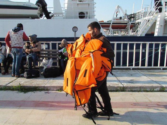 Çeşme’de 67 Göçmen Botları Batmak Üzereyken Kurtarıldı