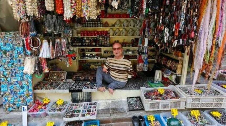 Ge&ccedil;imini Ayaklarıyla Sağlıyor