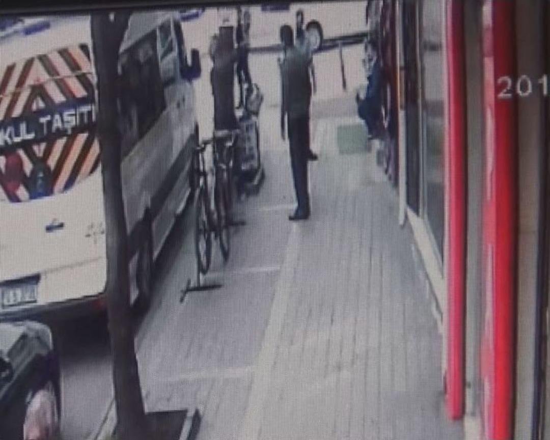 (&ouml;zel Haber) Bursa&rsquo;da Cadde Ortasındaki Dehşet Dakikaları Kameraya B&ouml;yle Yansıdı