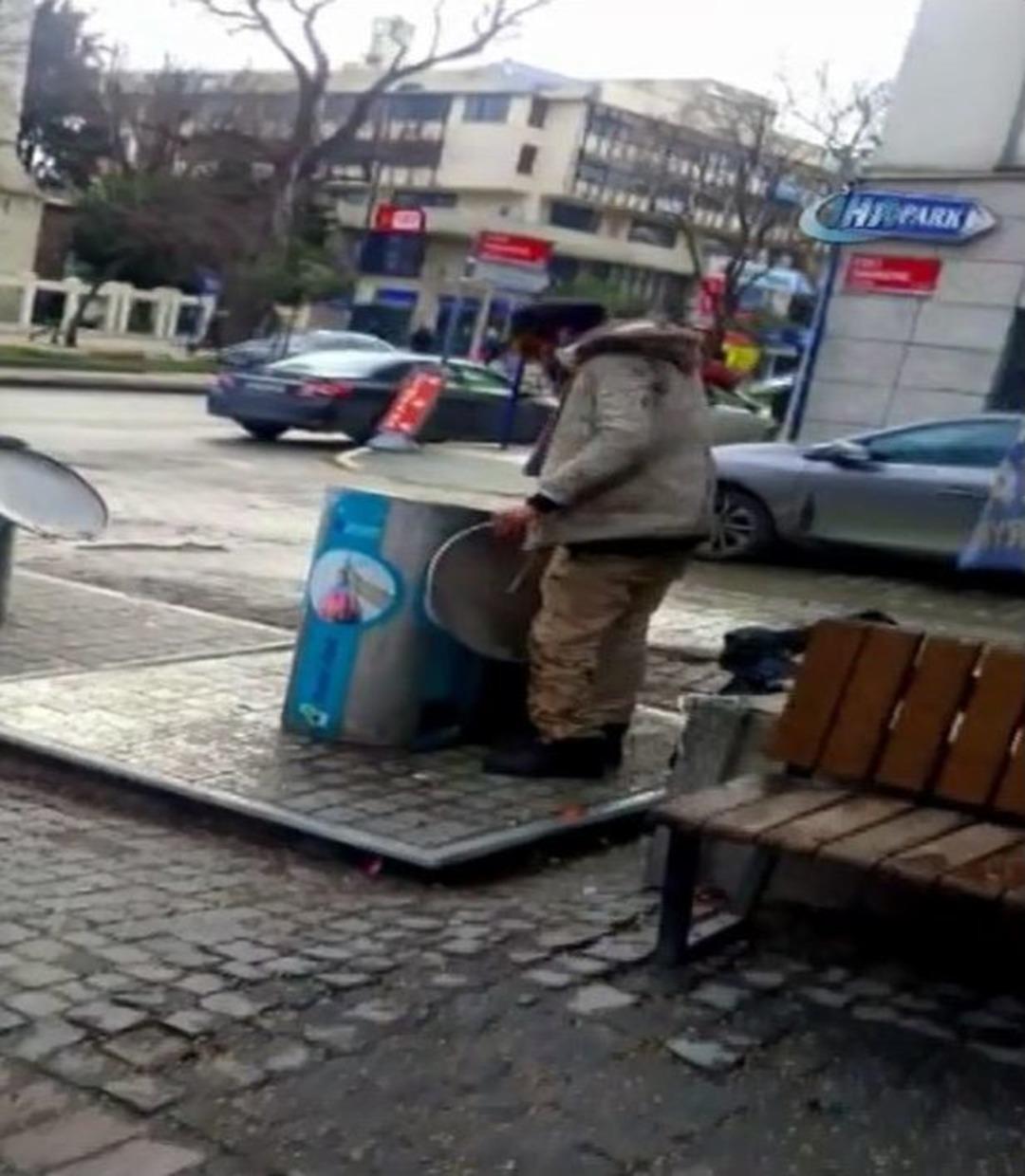 Bonzai İ&ccedil;en Suriyeli Deniz Zannederek &Ccedil;&ouml;p Konteynerine Daldı