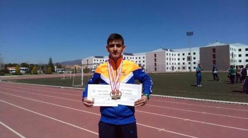 Bitlisli &Ouml;ğrenci Atletizmde 2 Altın Madalya Kazandı