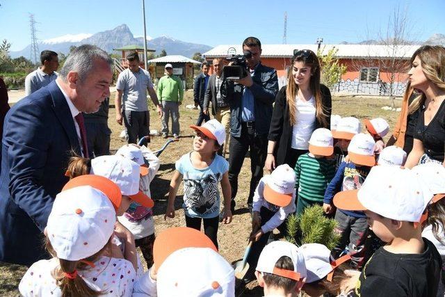 Başkan Böcek, Kreş Öğrencileriyle Ağaç Dikti