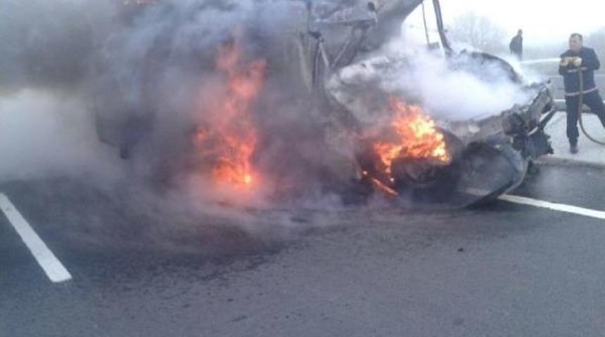 Süt Tankerine Çarparak Alev Alan Kamyonetin Sürücüsü Öldü