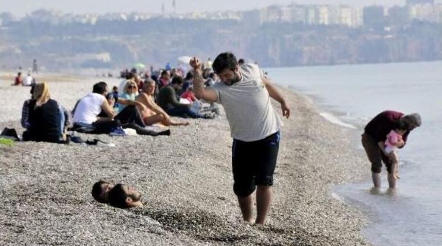 Nusret'in Fenomen Tuz Serpme Hareketi Plaja Taşındı