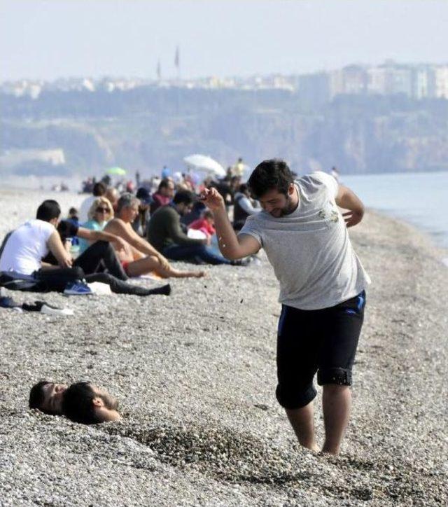 Nusret'in Fenomen Tuz Serpme Hareketi Plaja Taşındı