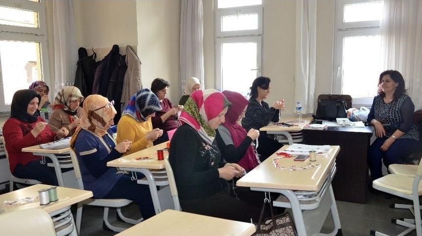 Anne Ve &Ccedil;ocuklar El Ele Eğitim G&ouml;r&uuml;yor