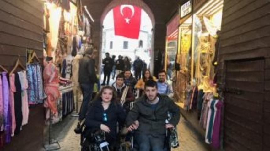 Ak&uuml;l&uuml; Arabalarla Tarih Turu