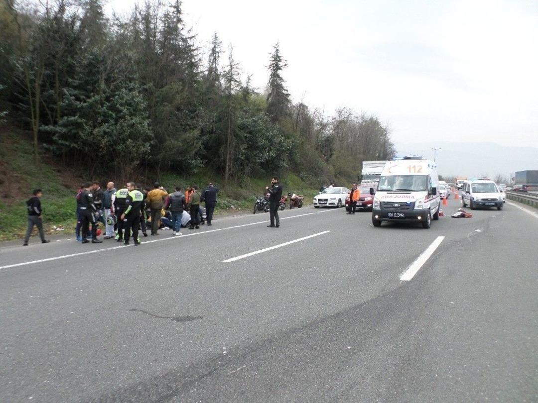 Tem Otoyolunda Motor Kazası: 1 &Ouml;l&uuml;, 2 Yaralı