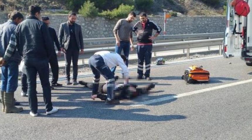 Bariyerlere &Ccedil;arpan Motosiklet S&uuml;r&uuml;c&uuml;s&uuml; &Ouml;ld&uuml;