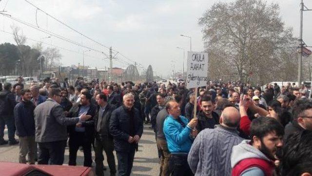 Bursa’Da Uyuşturucuyu Protesto Eden Mahalleli Yol Kapattı