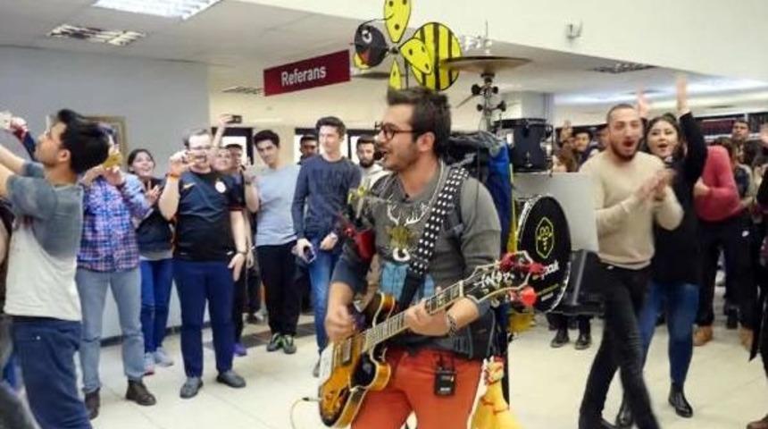 Sınava Hazırlanan &Ouml;ğrencilere S&uuml;rpriz Konser