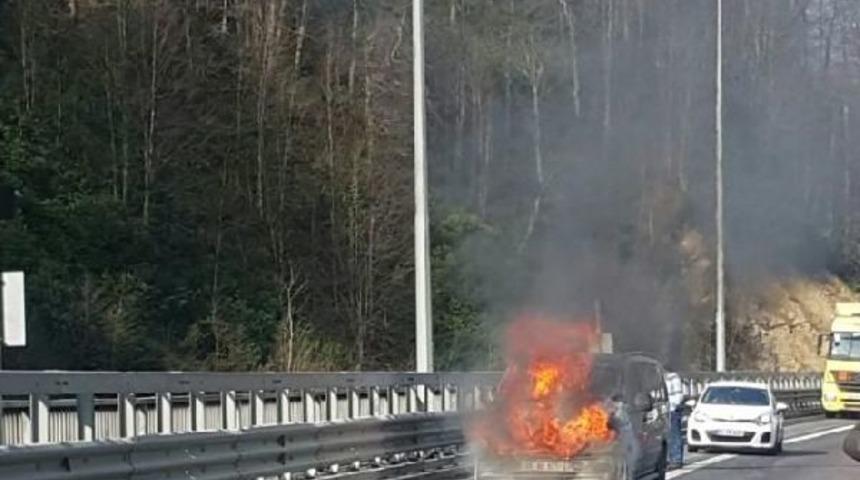 Tem'de Minib&uuml;s Alev Alev Yandı