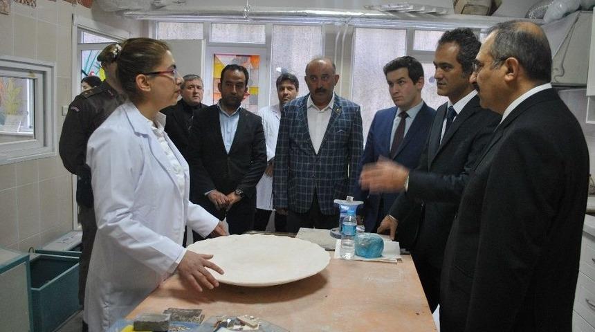 Vali Kaban, Gökçebey Myo Seramik Atölyesi’ni Gezdi