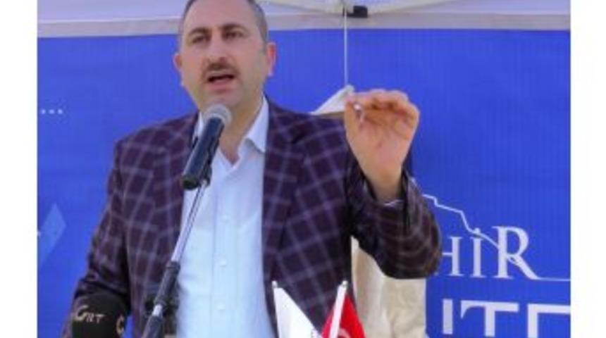 Ak Parti Genel Sekreteri Abd&uuml;lhamit G&uuml;l&rsquo;den Silahlı Erdoğan Karşıtı Pankarta Sert Tepki