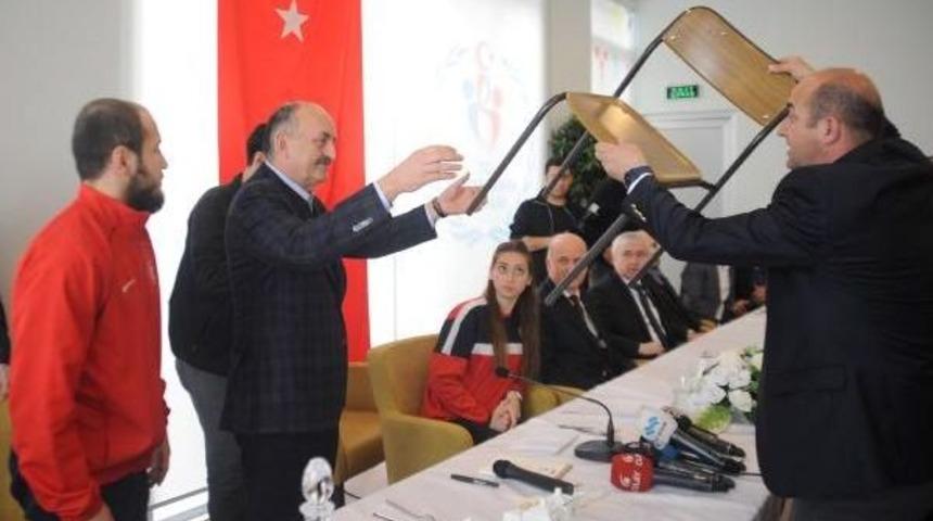 Bakan M&uuml;ezzinoğlu, Sandalyeye &Ccedil;ıkarak Gen&ccedil;lere Seslendi