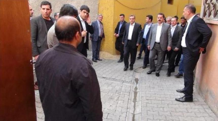 Bakan Çelik, Gardıropta Yaşayan Aileyi Ziyaret Etti