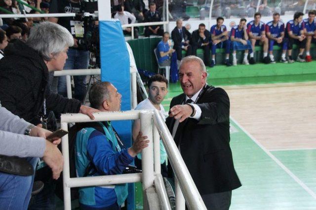 Giresun’da Basketbol Maçında ’yeşil Alan’ Krizi