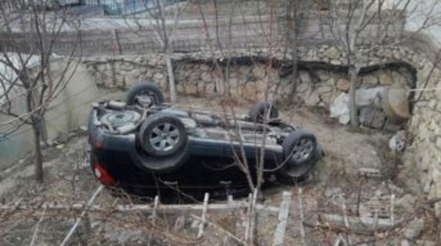 Duvarı Aşıp Aracı İle Bah&ccedil;eye D&uuml;şen Bayan S&uuml;r&uuml;c&uuml; Ağır Yaralandı