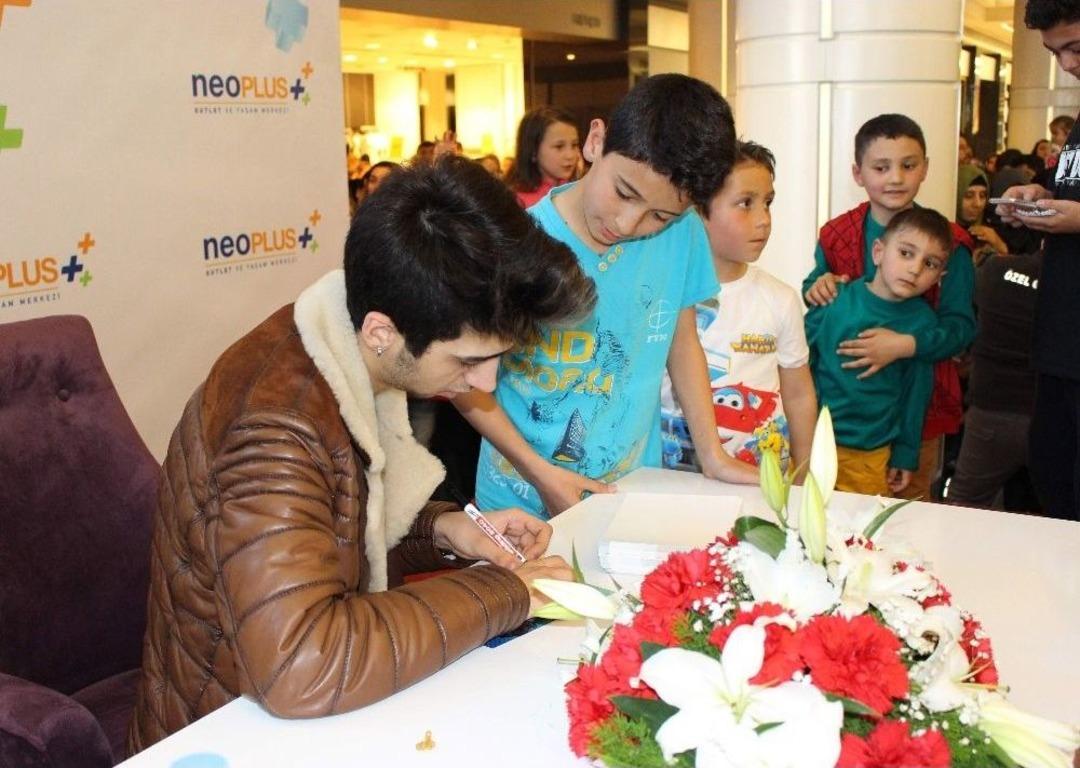 &Ccedil;ağatay Akman Eskişehir&rsquo;de Hayranlarıyla Buluştu