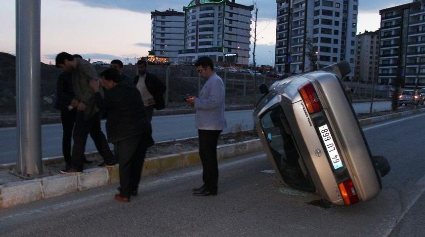 Devrilen Ara&ccedil;ta Sıkışan S&uuml;r&uuml;c&uuml;y&uuml; Vatandaşlar Kurtardı