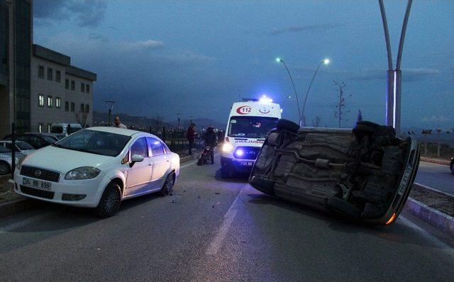 Devrilen Araçta Sıkışan Sürücüyü Vatandaşlar Kurtardı