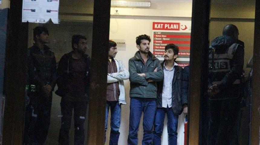 Yolcu Otobüsünde 63 Kaçak Göçmen Yakalandı