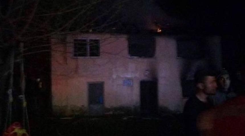 Akyazı'daki Yangında 6 Kişilik Aile Yanarak Yaralandı