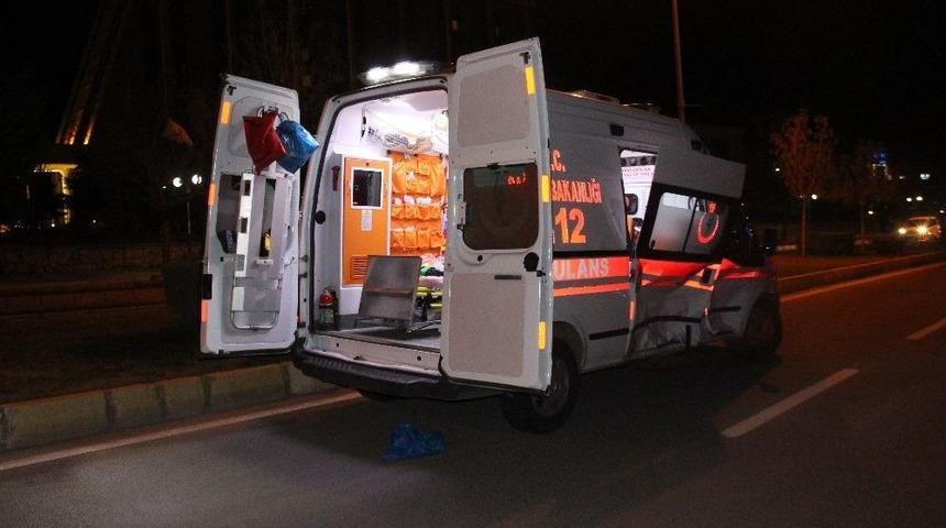 Elazığ&rsquo;da Ambulansla Otomobil &Ccedil;arpıştı: 2 Yaralı