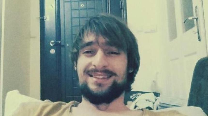 Otomobilin &Ccedil;arptığı &Uuml;niversite &Ouml;ğrencisi &Ouml;ld&uuml;