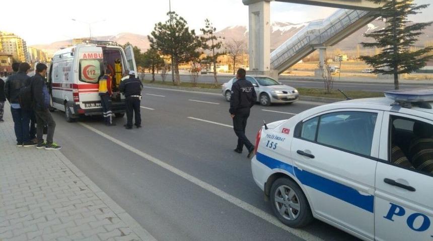 Otomobil Karşıya Geçmek İsteyen Genç Adama Çarpıp Kaçtı