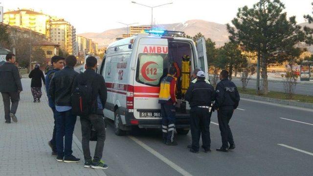 Otomobil Karşıya Geçmek İsteyen Genç Adama Çarpıp Kaçtı