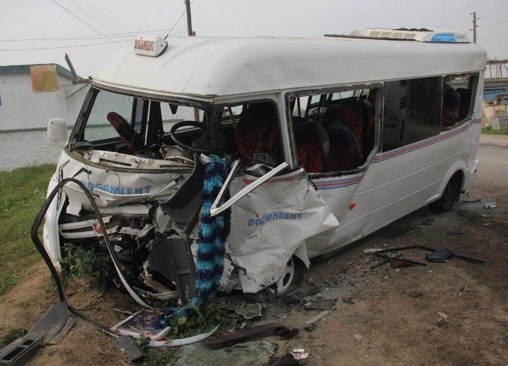 Minibüsler Çarpıştı: 1 Ölü, 18 Yaralı G5