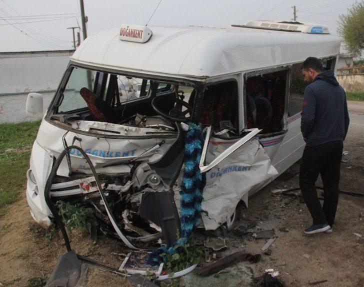Minibüsler Çarpıştı: 1 Ölü, 18 Yaralı G1