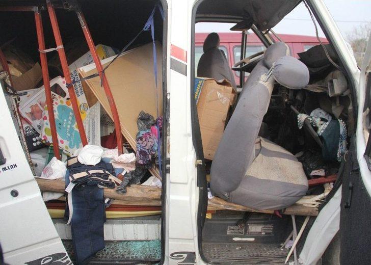 Minibüsler Çarpıştı: 1 Ölü, 18 Yaralı G2