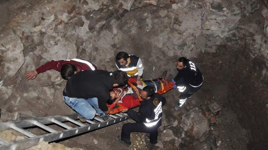 Kestirmeden Gitmek İsterken İnşaat Çukuruna Düşüp Yaralandı