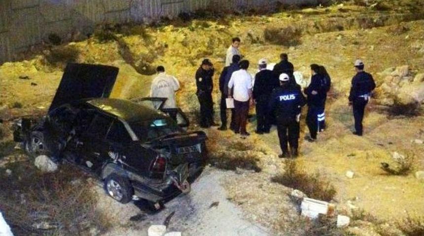 Gaziantep'te Otomobil Devrildi: 1 &Ouml;l&uuml;, 2 Yaralı