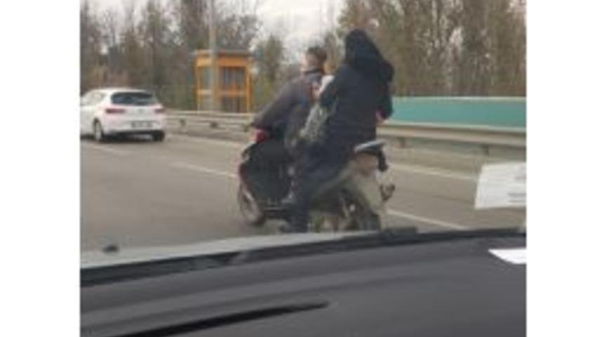 Bursa&rsquo;da Motosiklet &Uuml;zerinde Tehlikeli Yolculuk