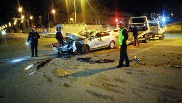 Elazığ'da Otomobil Ambulansa Çarptı: 2 Yaralı