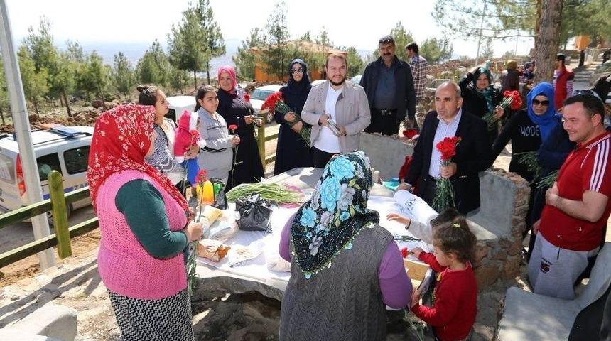 Başkan Kara Mesire Alanında Vatandaşlara Karanfil Dağıttı