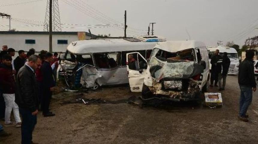 Adana'da 2 Minib&uuml;s &Ccedil;arpıştı: 1 &Ouml;l&uuml;, 18 Yaralı