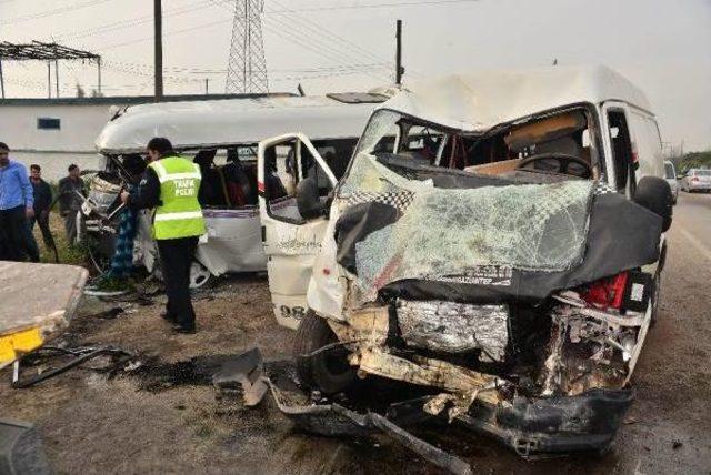 Adana'da 2 Minibüs Çarpıştı: 1 Ölü, 18 Yaralı