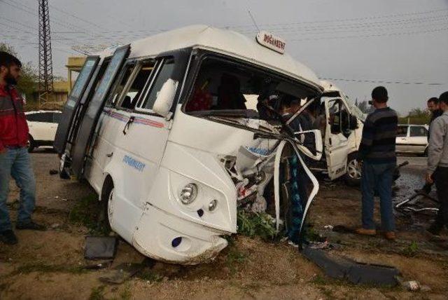 Adana'da 2 Minibüs Çarpıştı: 1 Ölü, 18 Yaralı