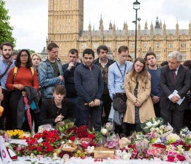 İngiltere’De Bir Restoran Sahibi, Westminster Saldırısında Acil Durum Çalışanlarına Ücretsiz Yemek Verdi