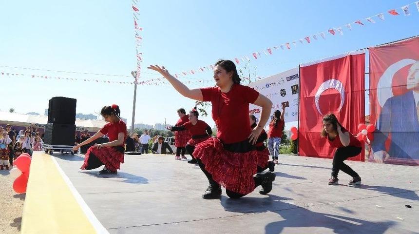Down Sendromlu &Ccedil;ocuklar, &lsquo;&ccedil;illi Bom&rsquo; Dansıyla Coştu