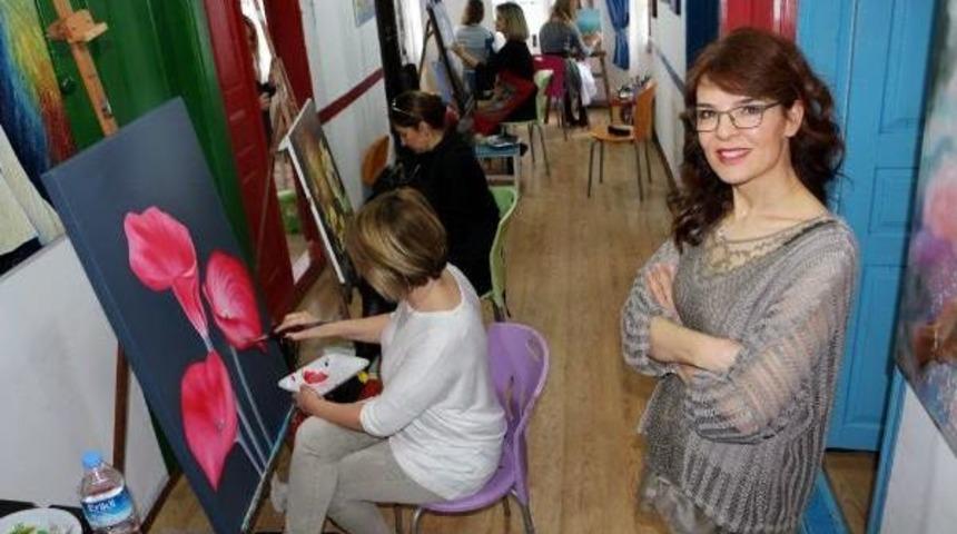 Eşiyle Iddialaşıp Aldığı Eğitimle Kadınlara Resmi &Ouml;ğretiyor